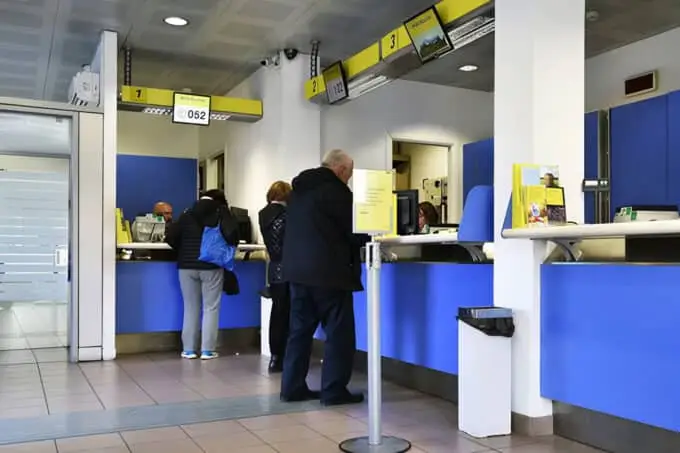 Anziano in fila alle poste per riscuotere la pensione