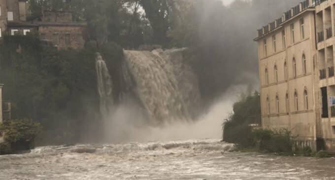 Cascata a Isola del Liri piena per il maltempo